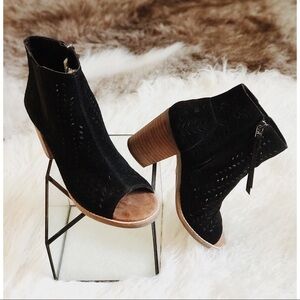 TOMS. ANKLE BOOTS BLACK SUEDE PEEP TOE BOOTIE 6.5